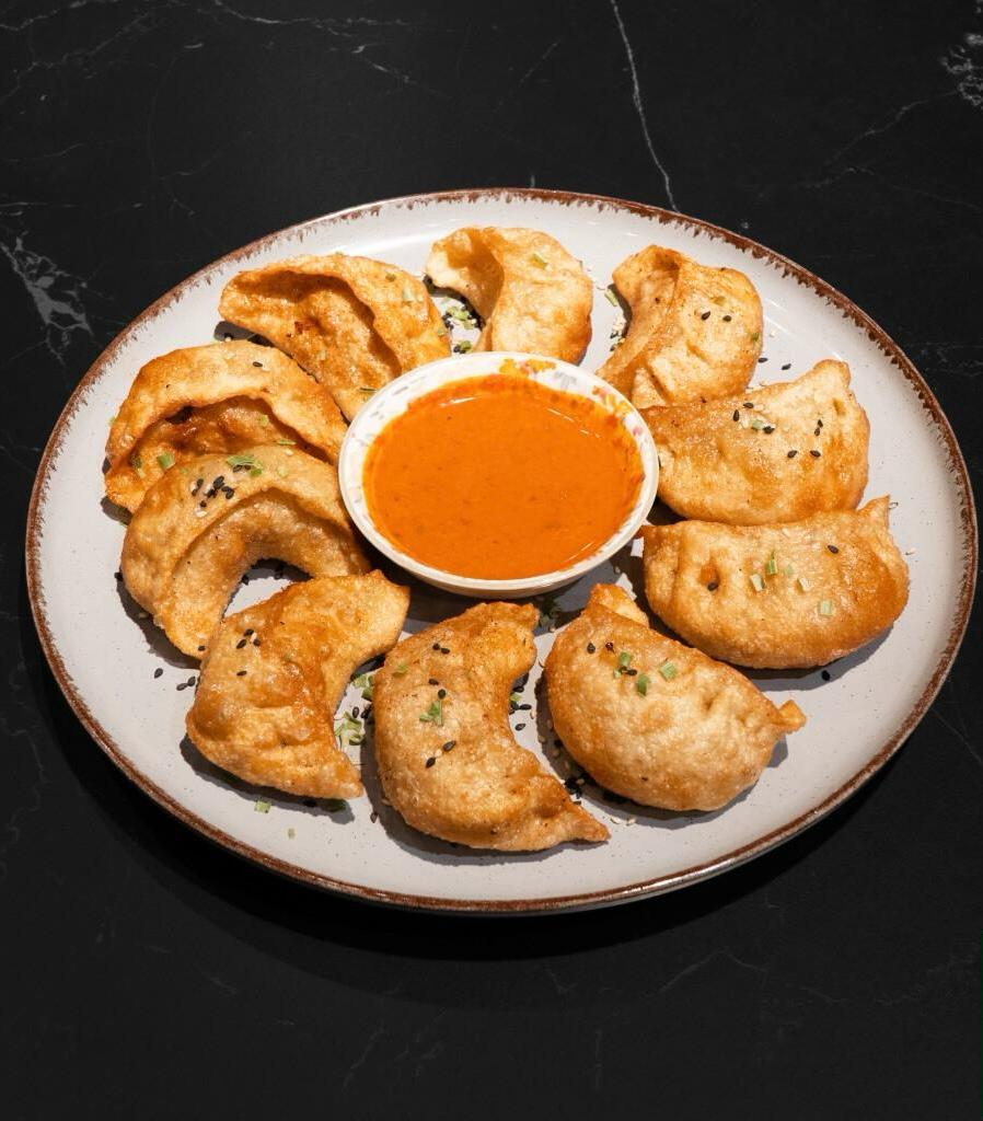 Knusprig frittierte Momos mit Rindfleisch